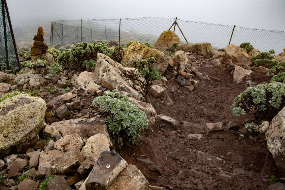 Sendero hacia la cumbre a lo largo de la valla