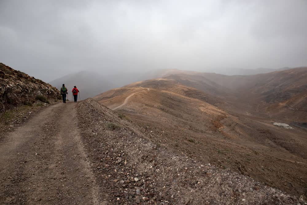 Excursionistas en la amplia ruta de senderismo sobre la cresta