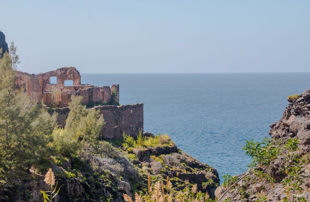 ruins above the beach of Güi Güi