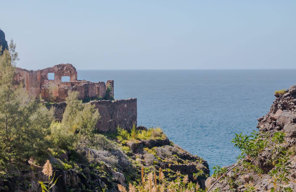 ruins above the beach of Güi Güi