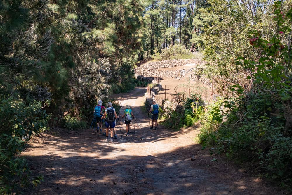 Fahrwege, die als Wanderwege durch Felder und Anwesen führen