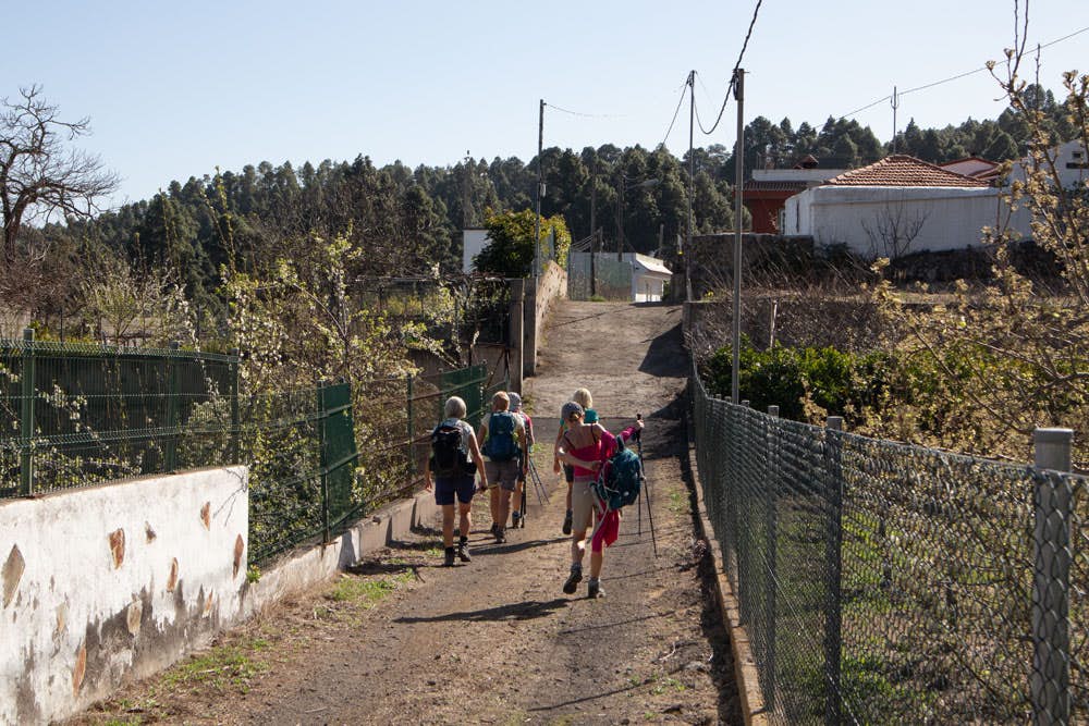 Excursionistas en el sendero por la parte alta de Llanito Perero