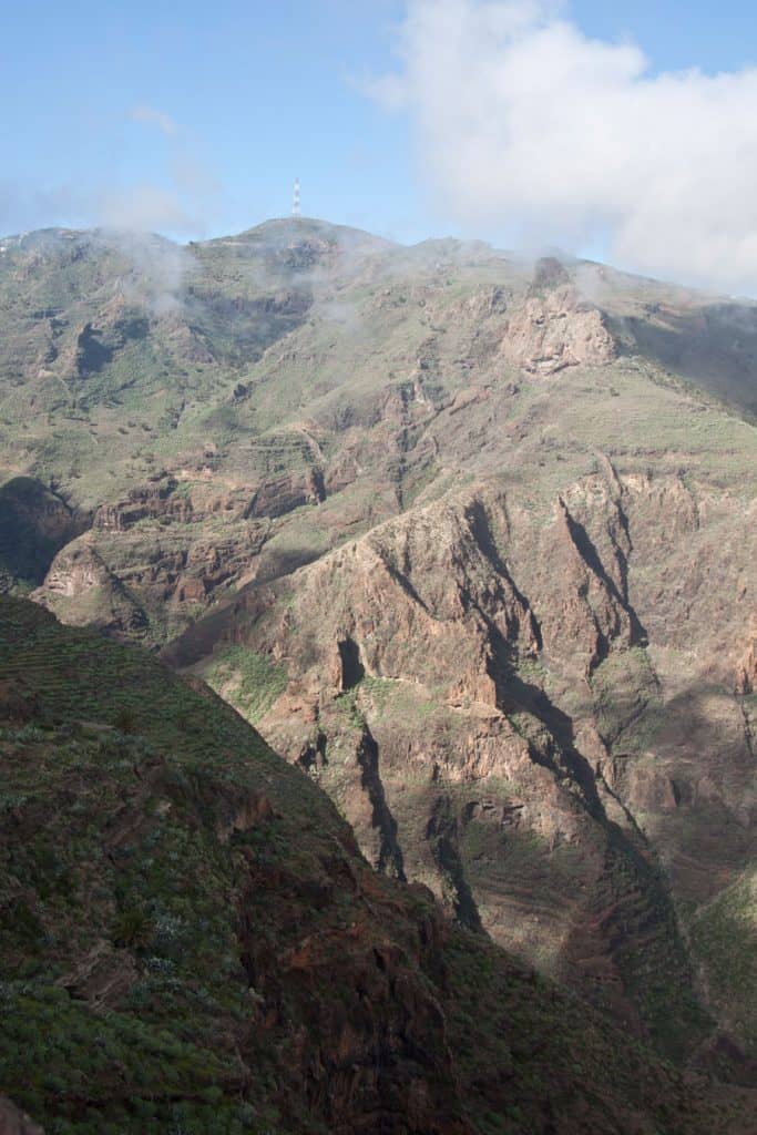 Already from the far distance you will see the antenna mast on the Degollada de Peraza