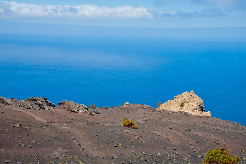The hiking route in the south of La Palma passes the Roque Tenguía