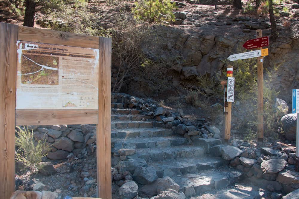 Entrance Paisaje Lunar forest driveway