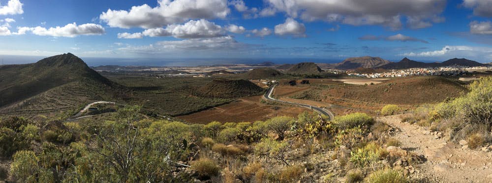 Panorama - Blick aus der Höhe auf Berge nahe der Küste