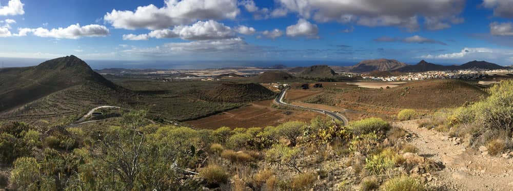 Panorama - vista desde las alturas de las montañas cercanas a la costa