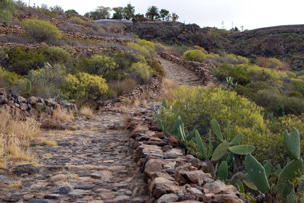 gepflasterter Weg hoch nach San Miguel