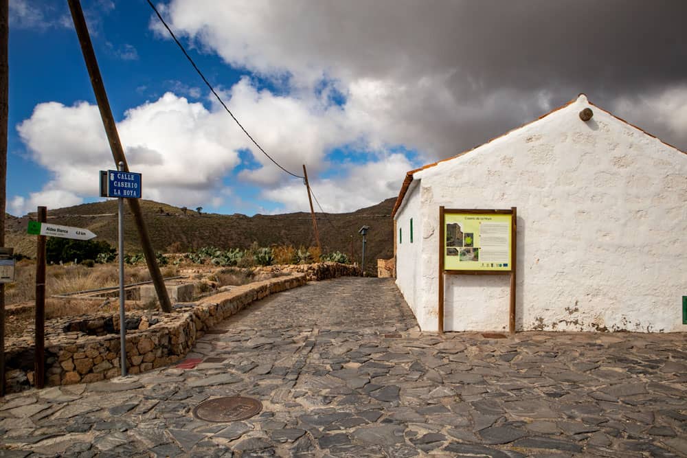 Calle Caserio la Hoya - Ruta de senderismo de Aldea Blanca a San Miguel