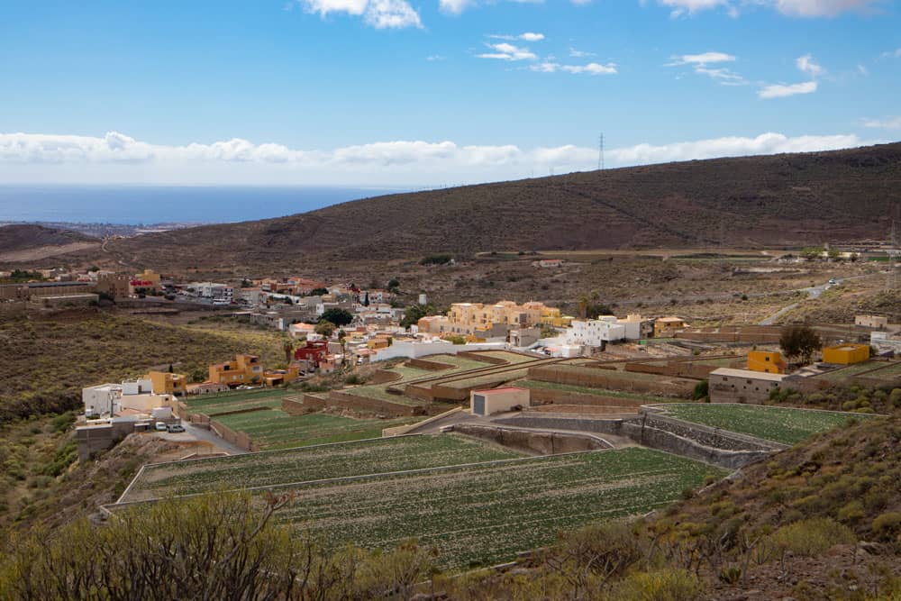 Aldea Blanca y vista de la costa