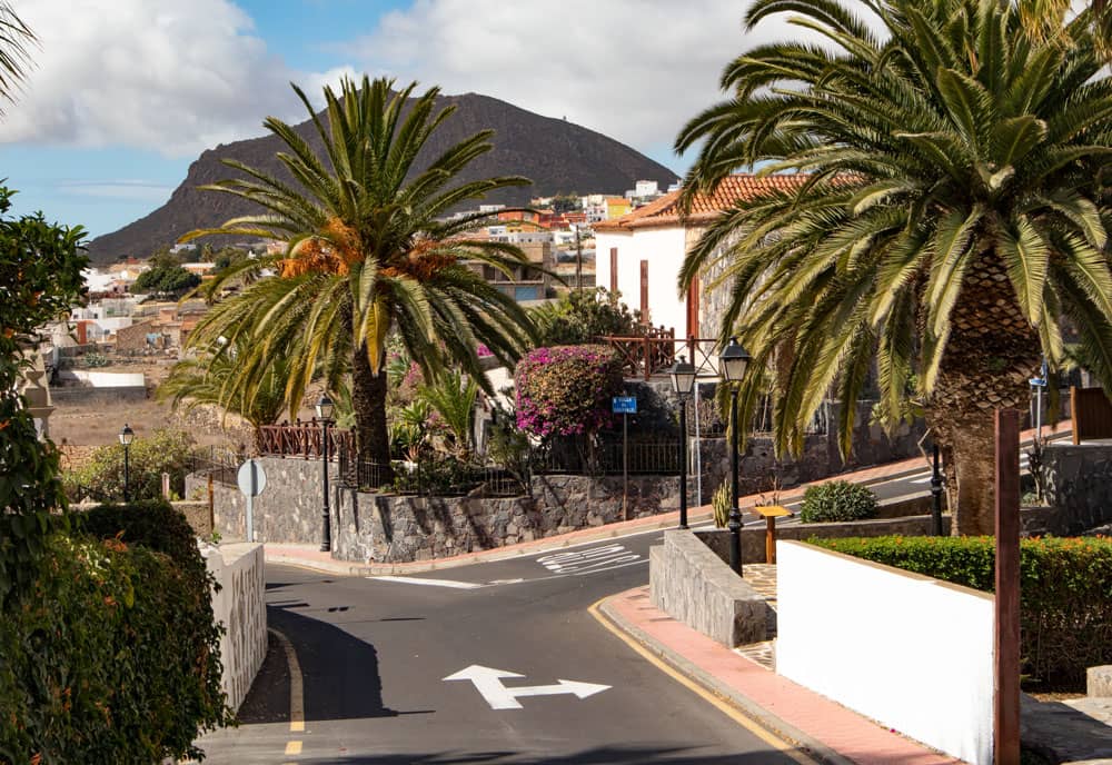 Wanderweg an der Straße in San Miguel