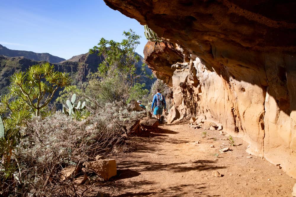 Ruta de senderismo bajo las rocas