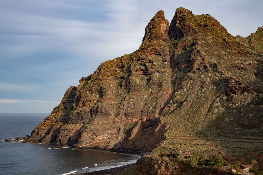 Macizo rocoso de Dos Hermanos en la costa