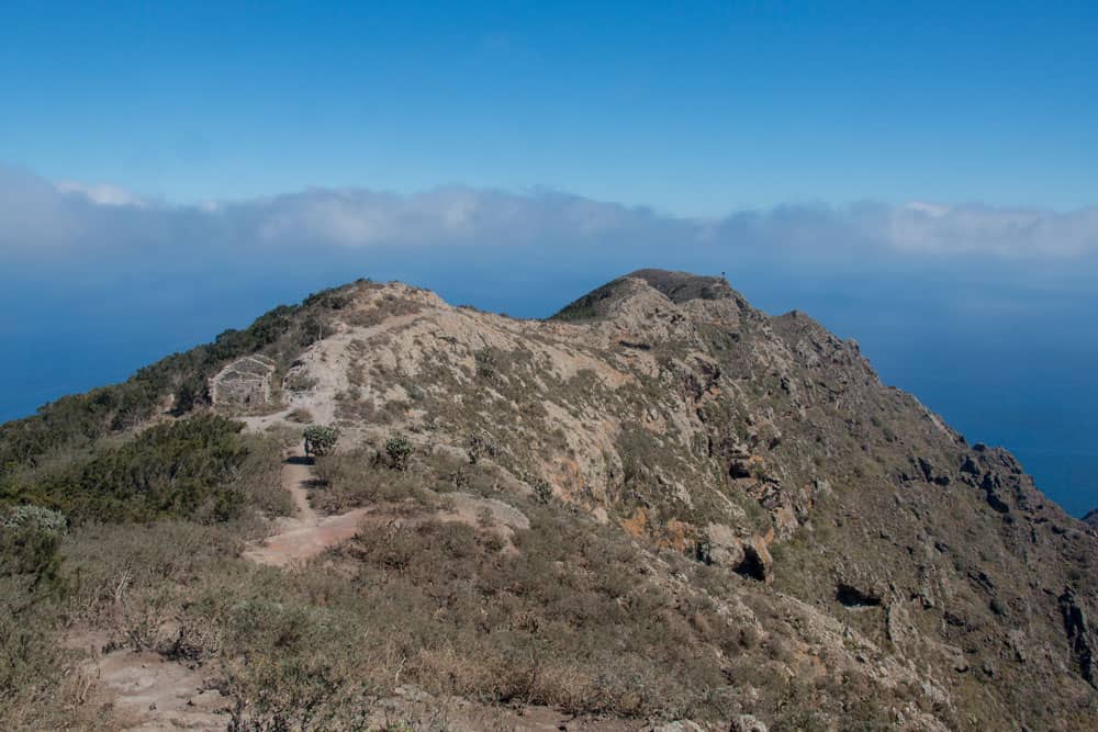 Way down to the Montaña Tafada with the ruined house 