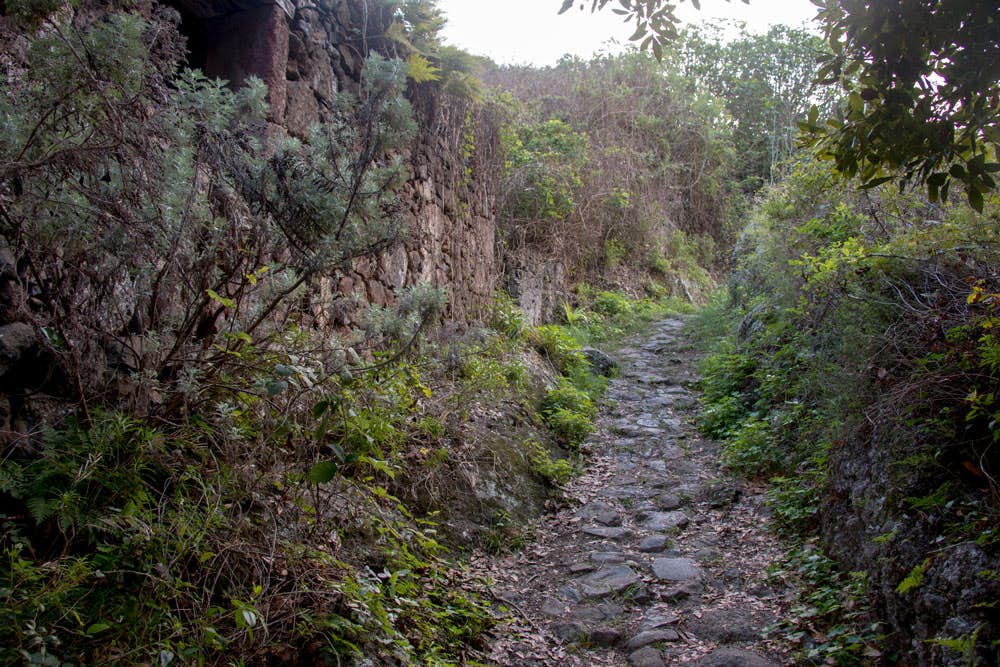 paved hiking path to Erjos