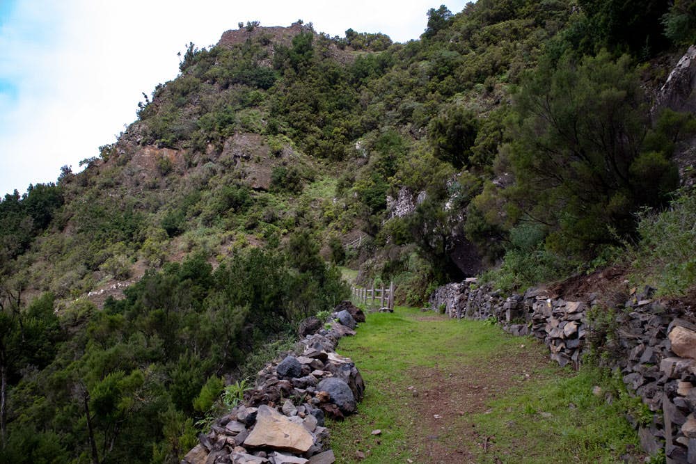 hiking path beneath Mirador de Jinama