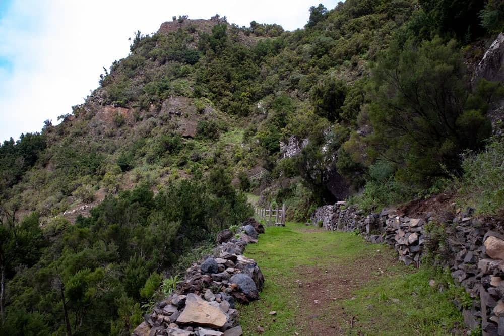 hiking path beneath Mirador de Jinama