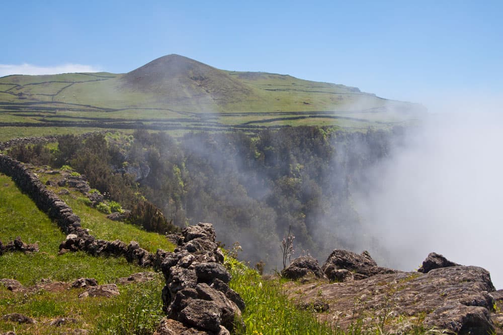 Nubes sobre el valle moviéndose hacia la meseta