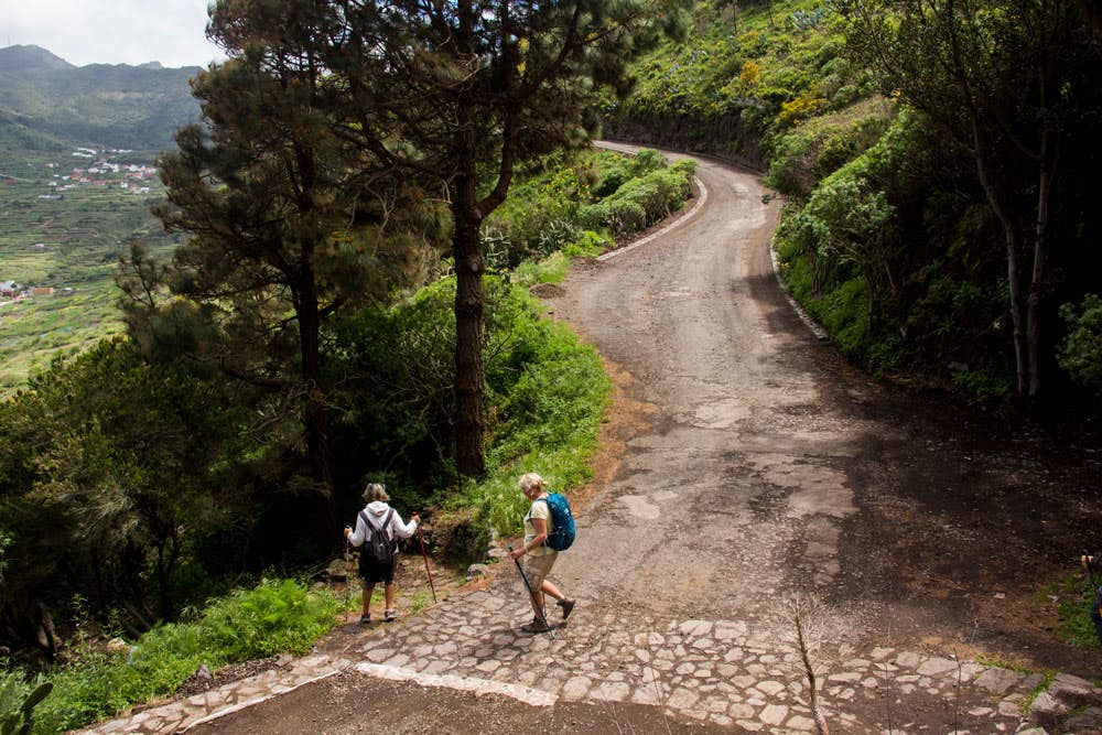 The hiking path to Las Portelas is crossing a little road