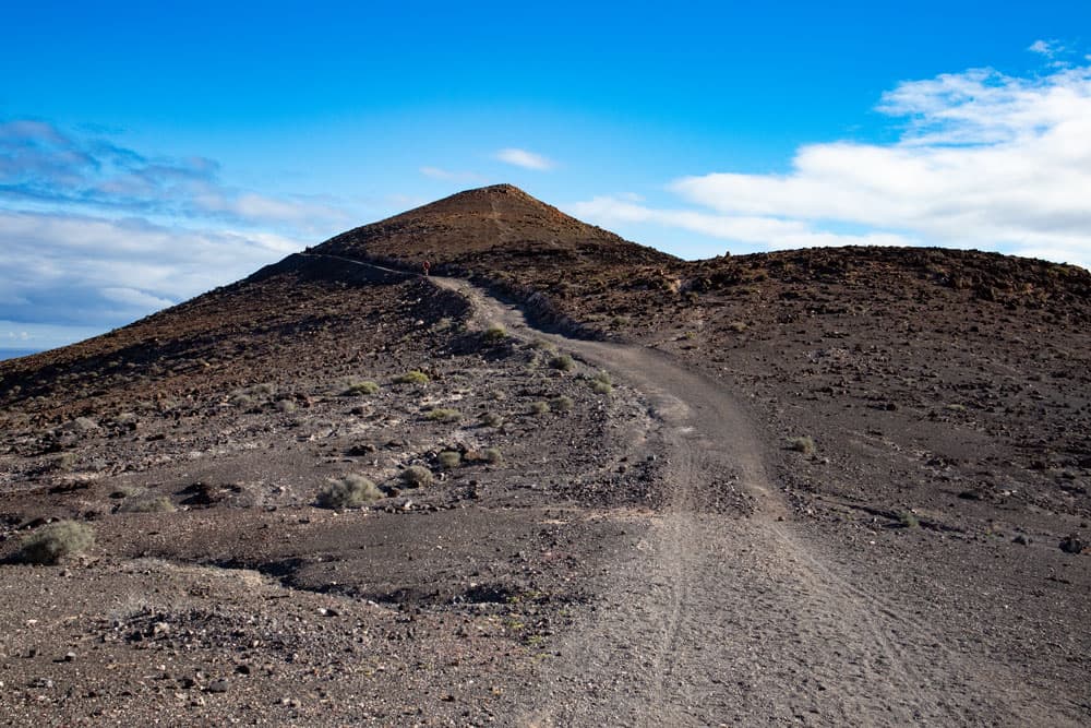 hiking path to Pico de la Zarza