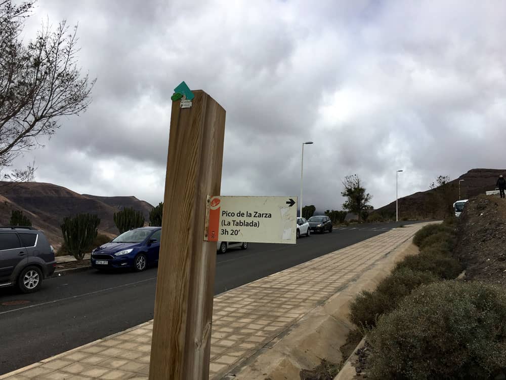 signpost to Pico de la Zarza - starting point