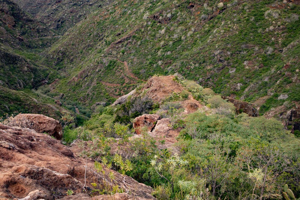 Steep descent over a ridge into the Barranco del Rio