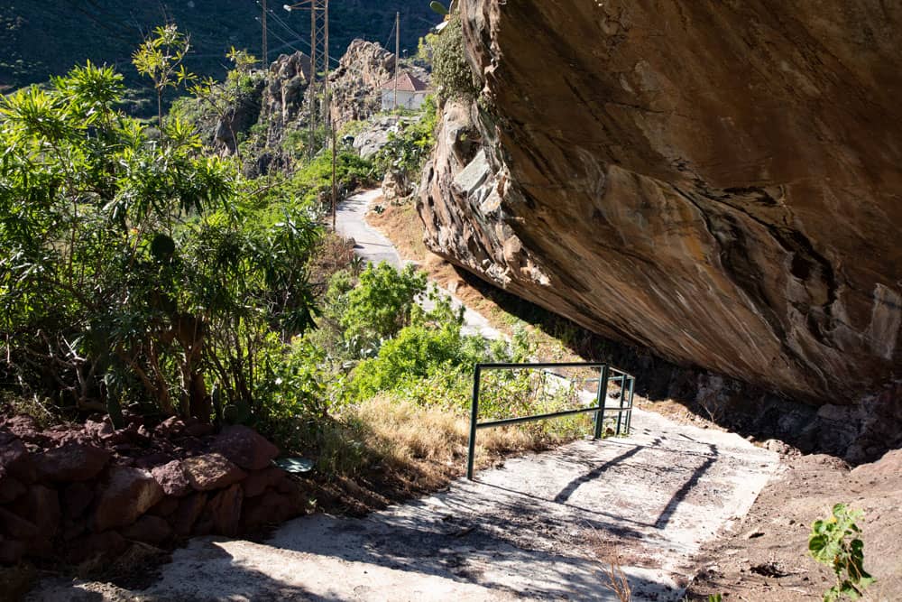 Rock overhangs on the hiking trail to Afur