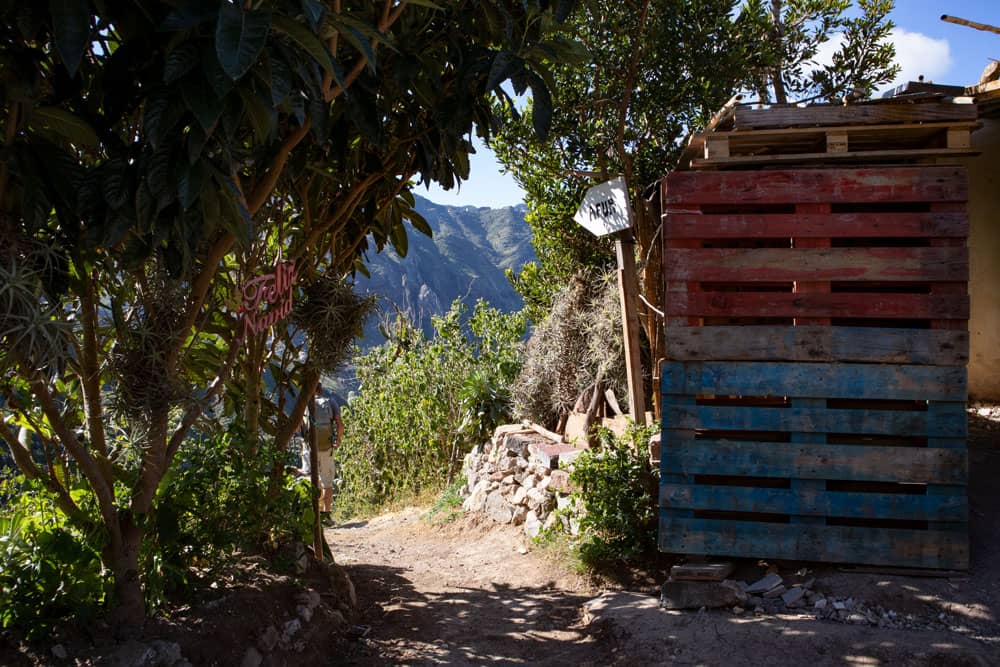 hiking path through little homesteads to Afur