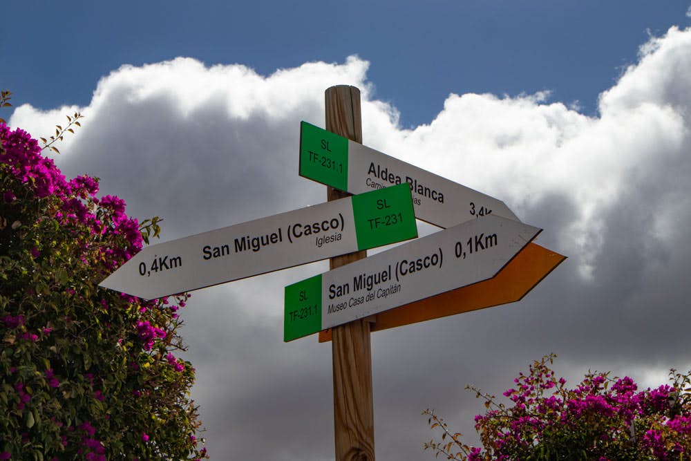 crossroads for hikers in San Miguel TF-231.1 und 231