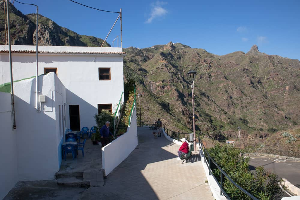 parking, hiking trail and bar in Afur