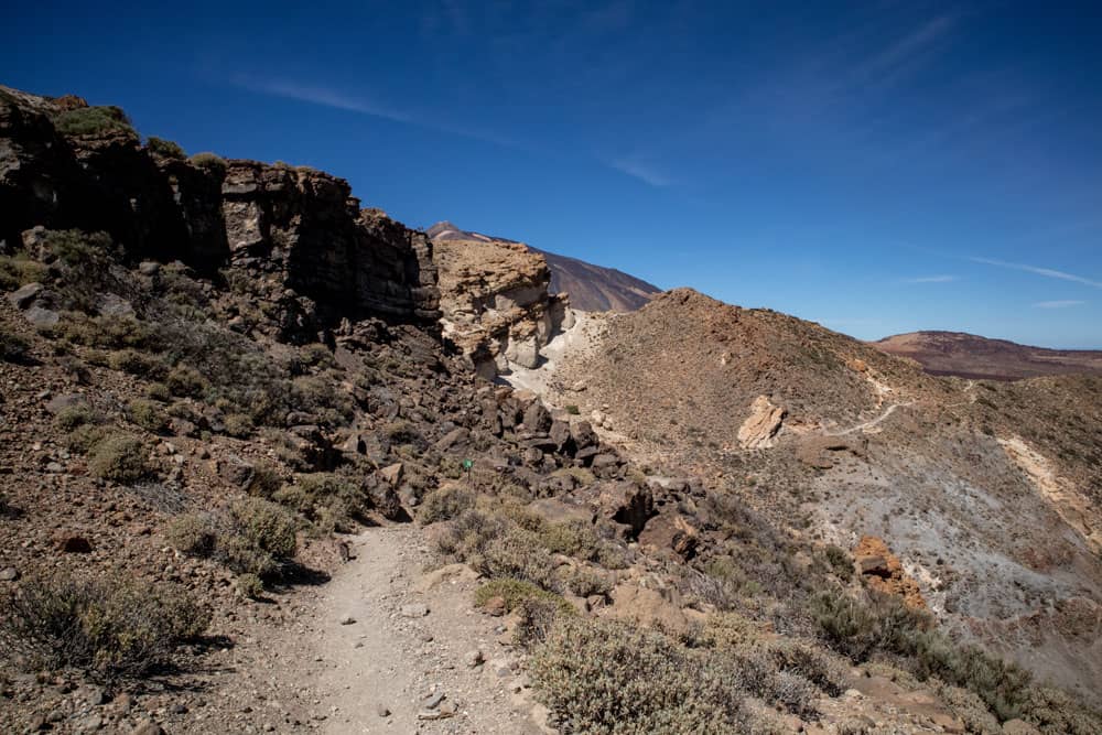 hiking path on the backside of the rock face to the ridge - Guajara 2