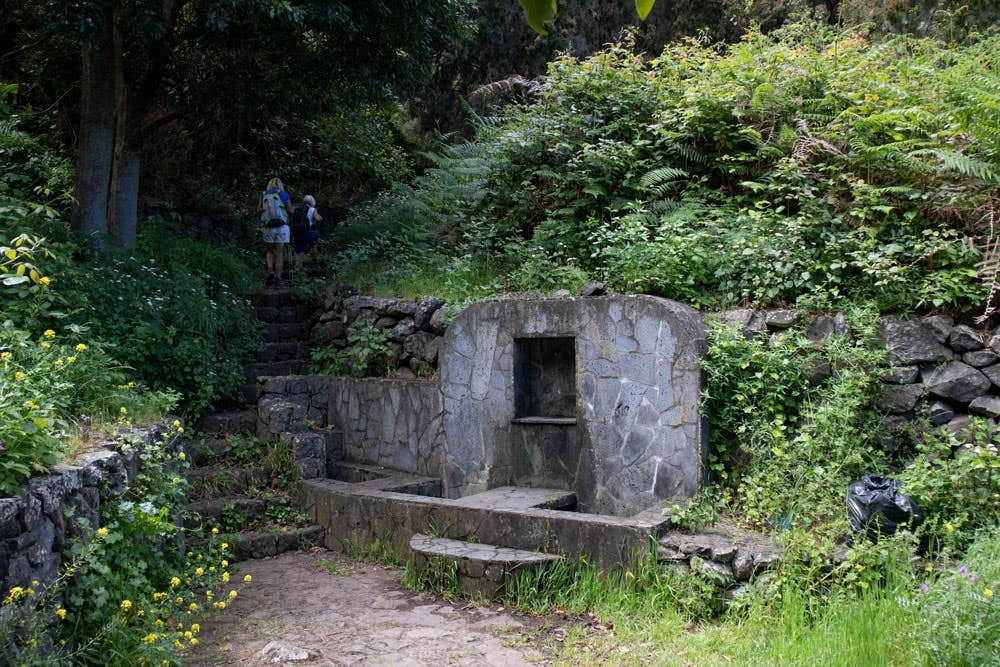 small resting place in front of the ascent path