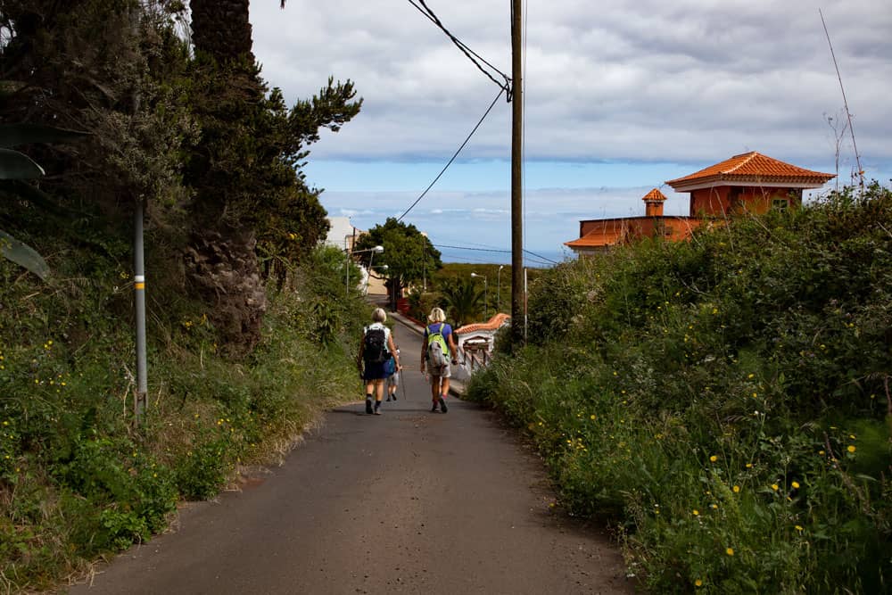 gelb weiß markierter Wanderweg bei Tierra del Trigo