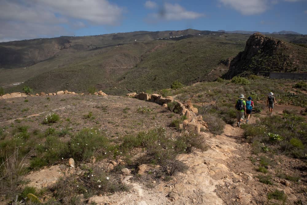 Bajada Roque del Jama pasando por una antigua era