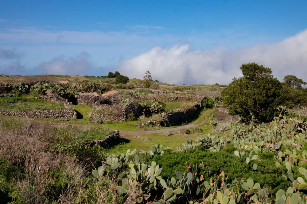 kleine Steinhäuser am Wanderweg