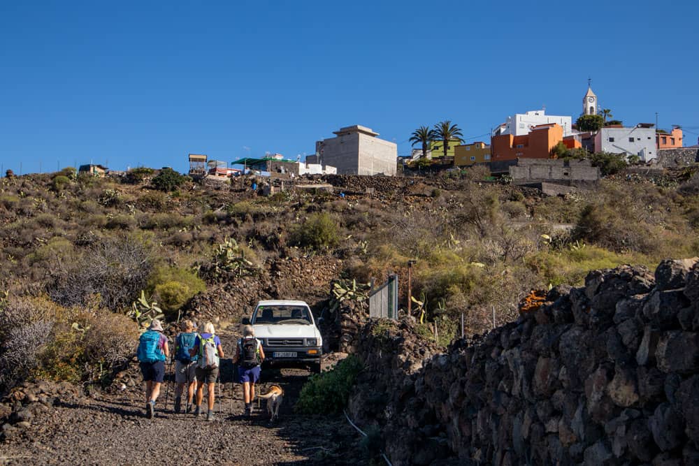 Hiking path direction Chío