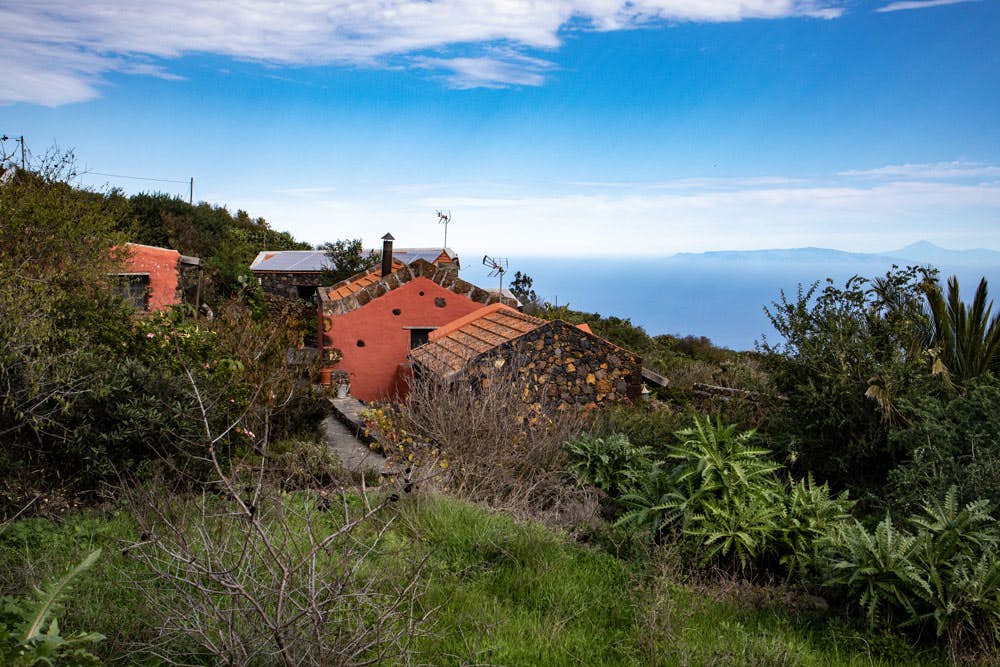 Casas de piedra cerca de Isora - al fondo La Gomera y Tenerife