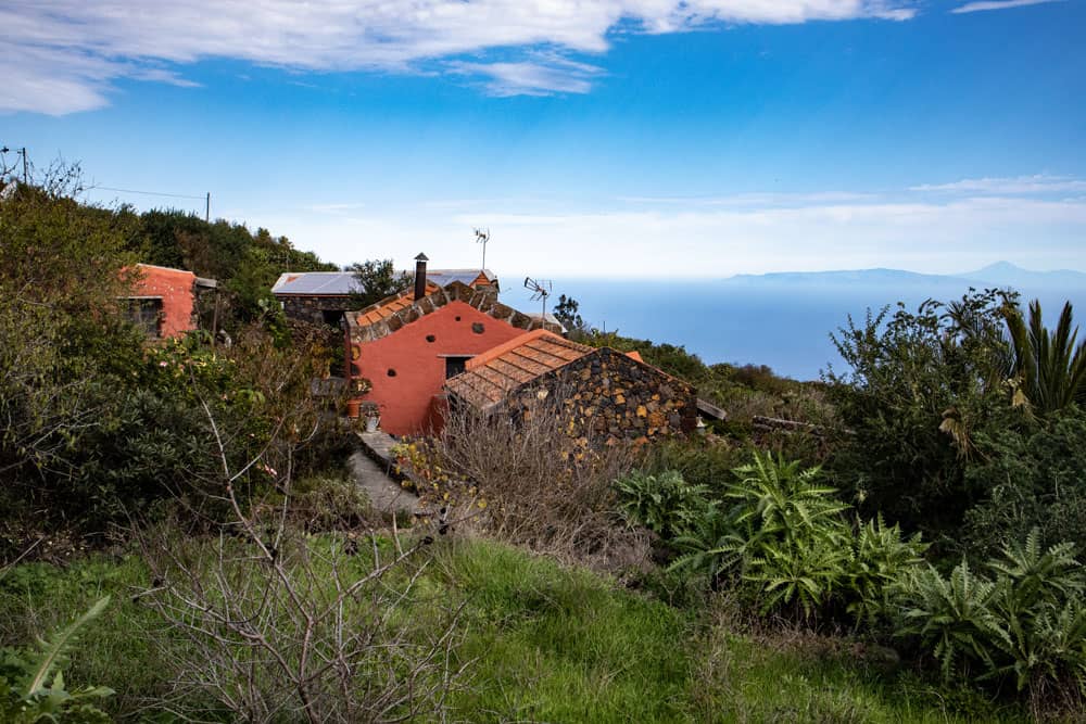 Steinhäuser bei Isora - im Hintergrund La Gomera und Teneriffa