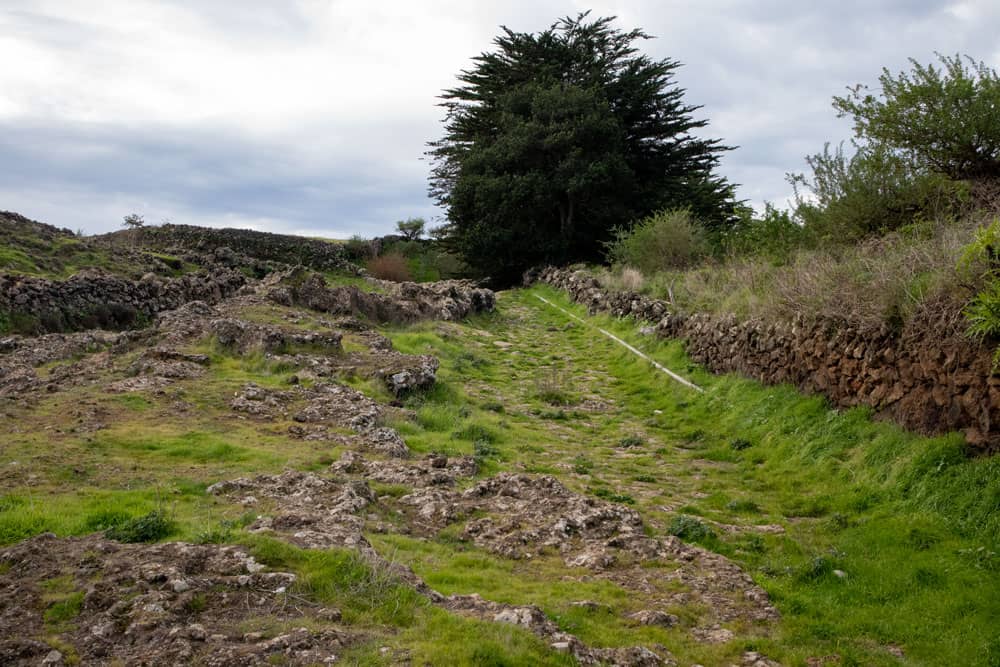 Ruta de senderismo frente a la Montaña de las Rosas