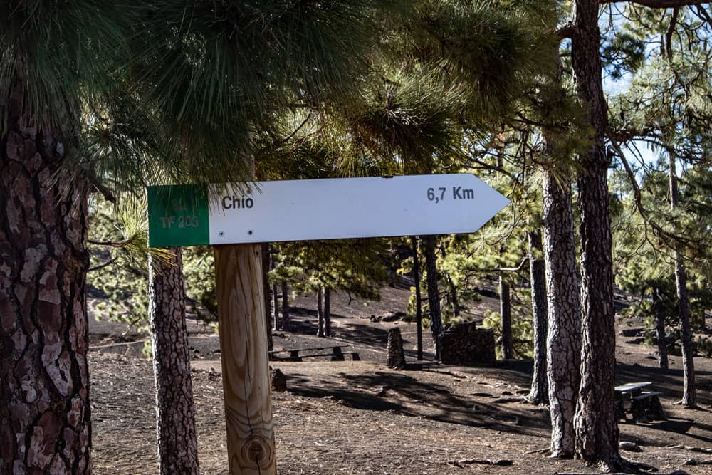 Hiking sign direction Chío