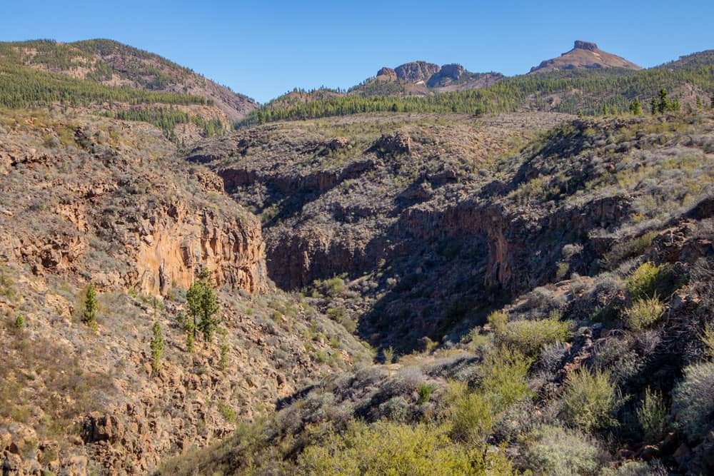 Los barrancos y la caldera al fondo