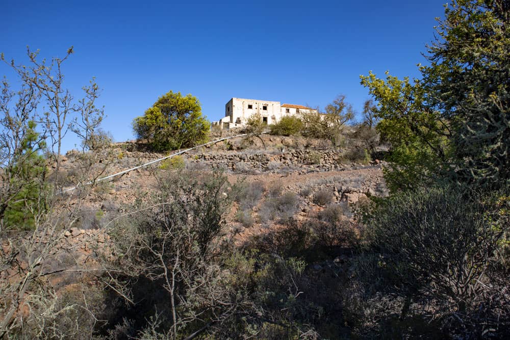 Subida a la casa en ruinas de Iserse