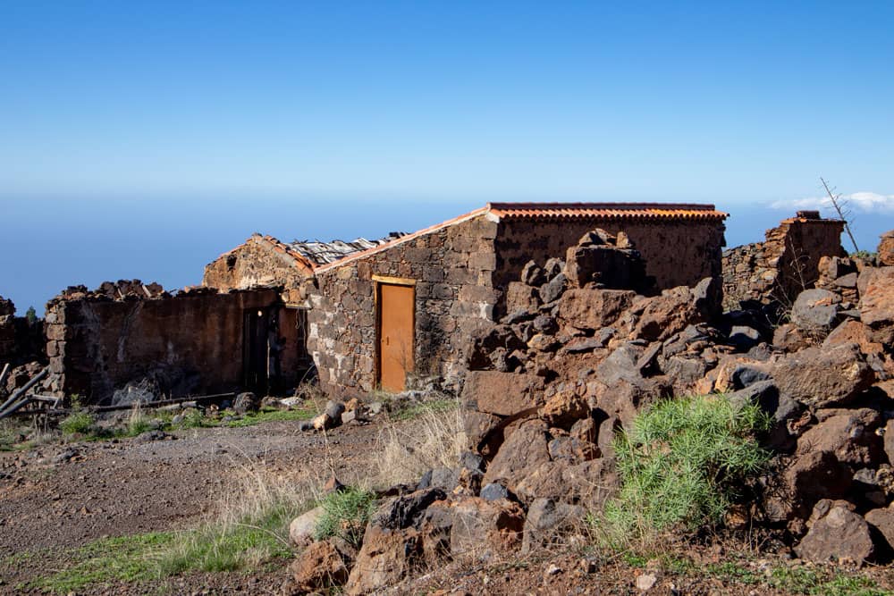 Pequeñas casas y ruinas a lo largo del camino