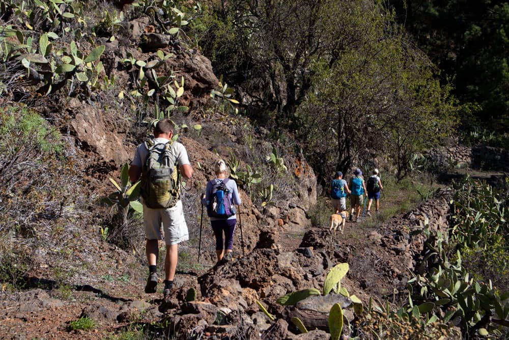 Excursionistas de camino a un pequeño barranco