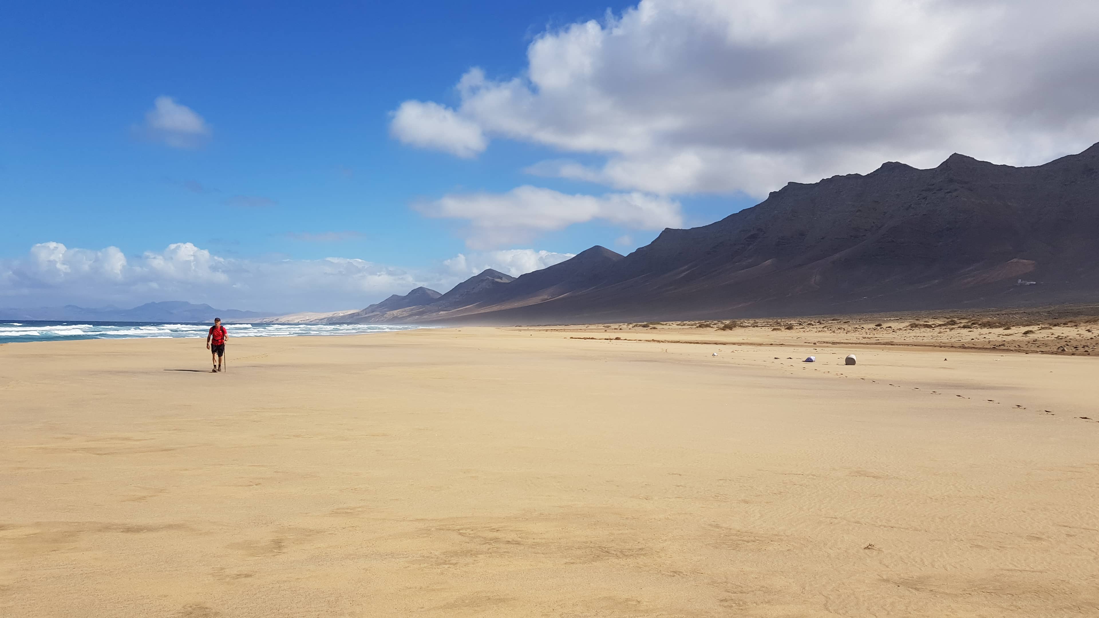 endless sandy beach at Roque del Moro