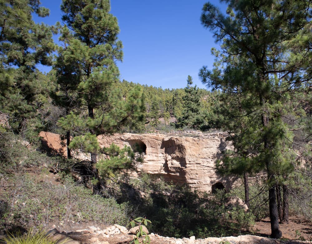 Rockfalls and caves on the hiking trail to Vilaflor