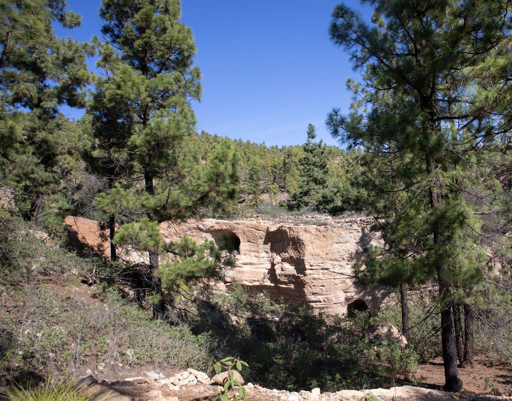 Afloramientos rocosos y cuevas en la ruta de senderismo a Vilaflor