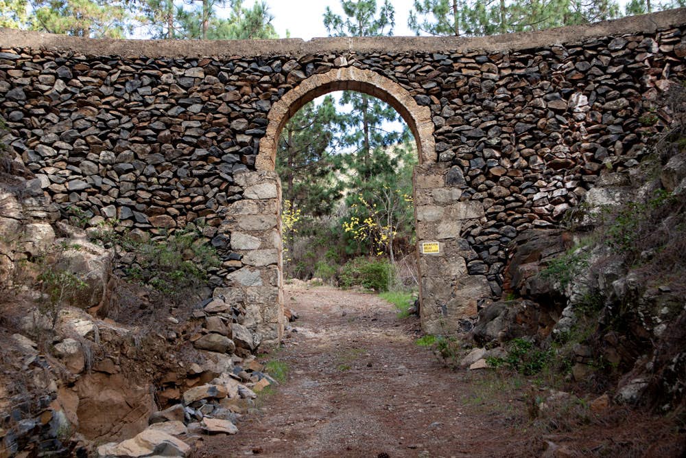 Puerta de piedra enladrillada cerca de Ifonche