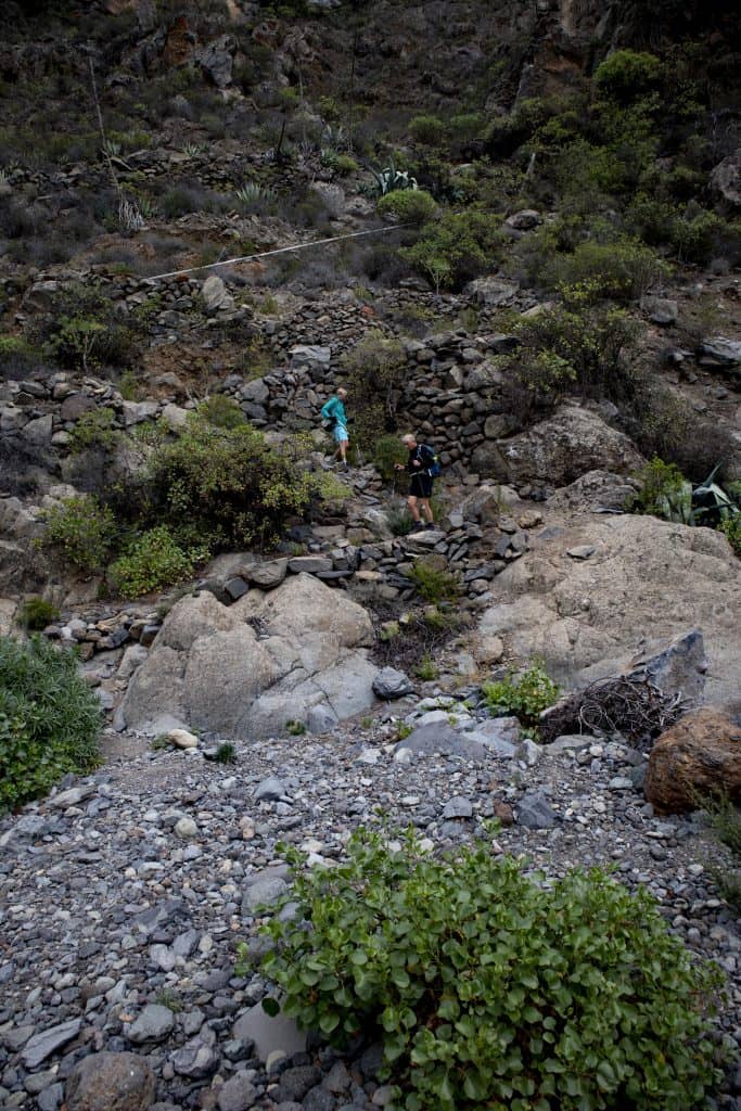 Barranco Grund Erques - Wanderinnen auf dem Weg