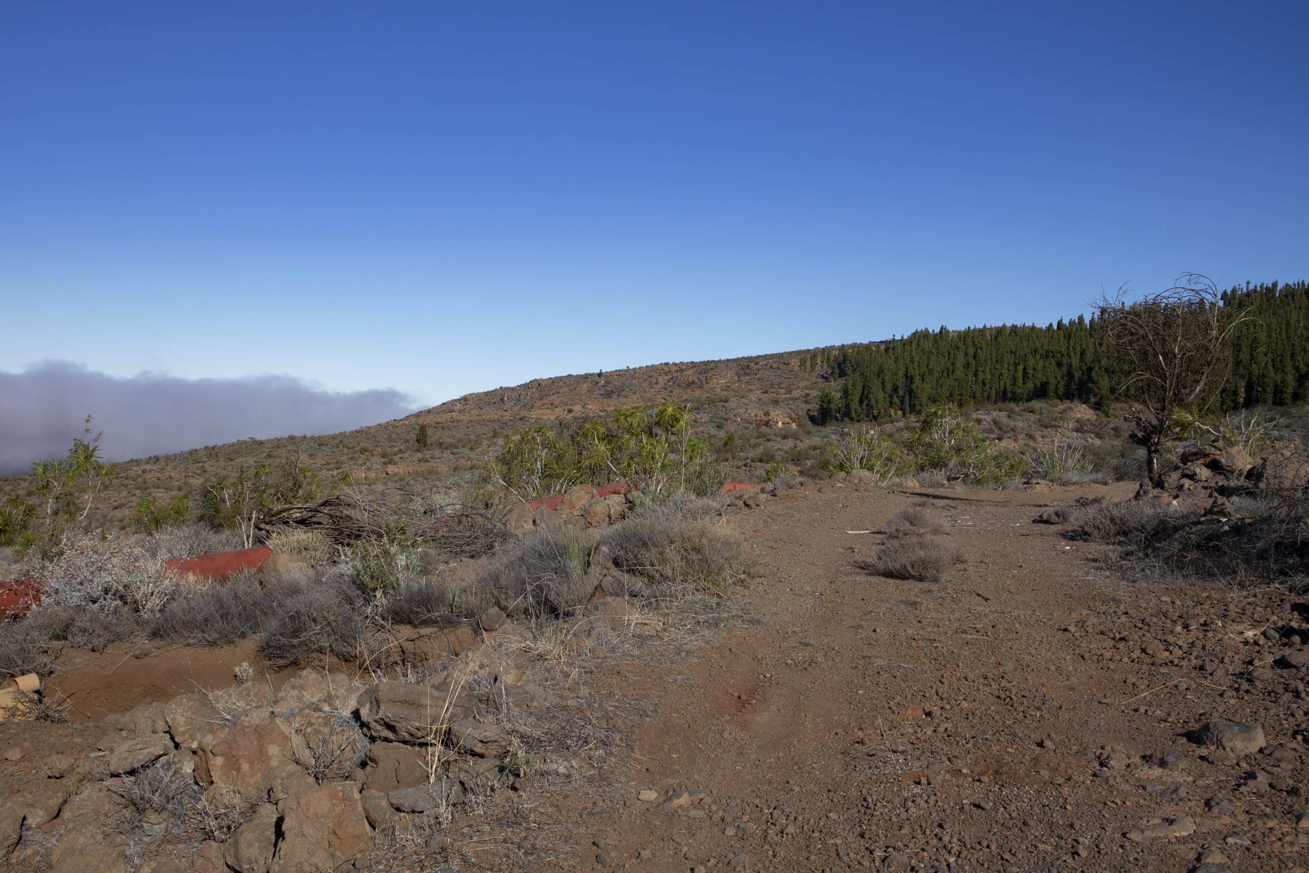 Ruta de senderismo a lo largo de la tubería de agua